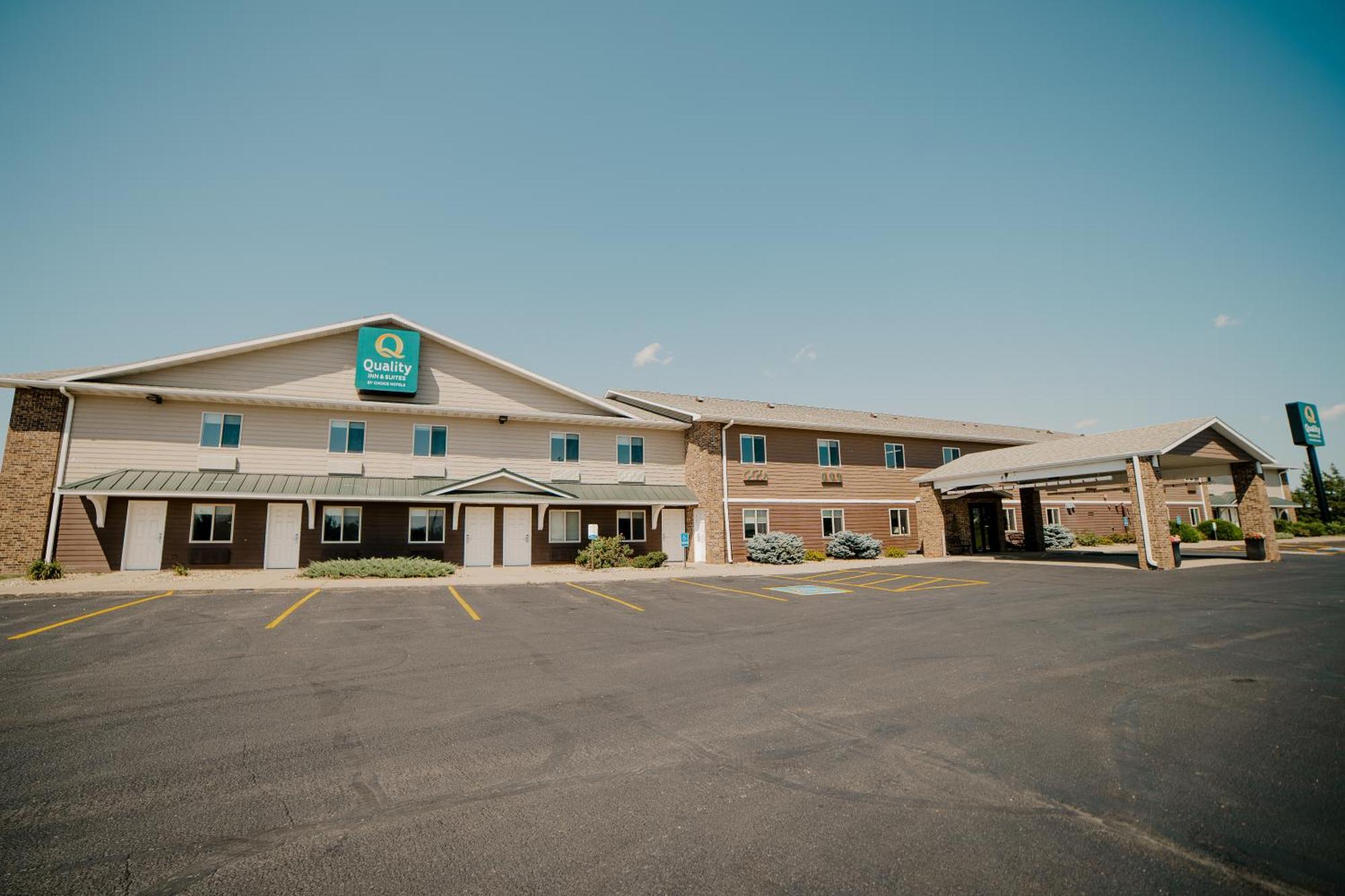 Quality Inn & Suites Watertown Near Prairie Lakes Ice Arena Exterior photo